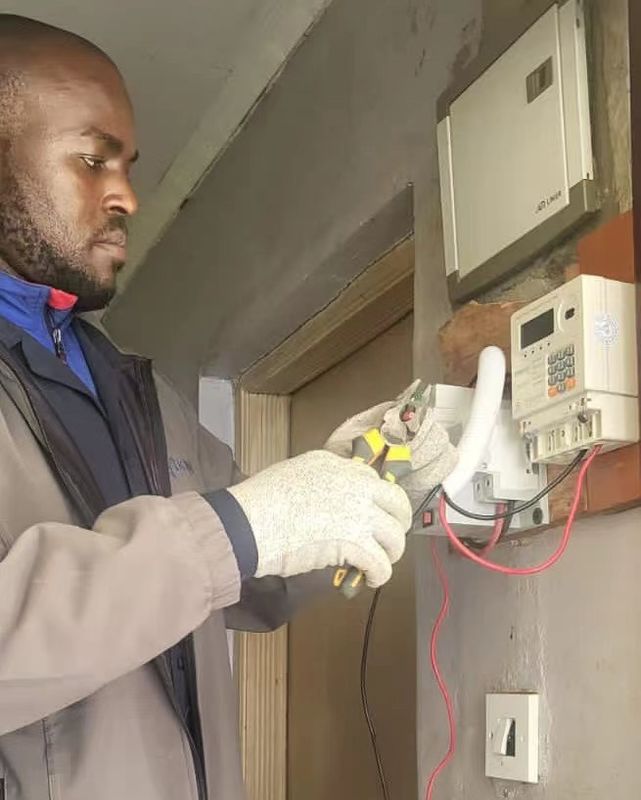 Устройство для испытаний электрических счетчиков частоты 50 Гц со стандартным протоколом STS для длительных и долговременных испытаний