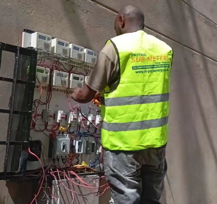 Устройство для испытаний электрических счетчиков частоты 50 Гц со стандартным протоколом STS для длительных и долговременных испытаний