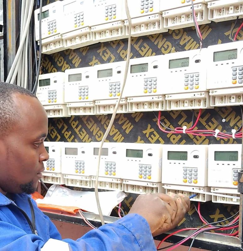 Устройство для испытаний электрических счетчиков частоты 50 Гц со стандартным протоколом STS для длительных и долговременных испытаний