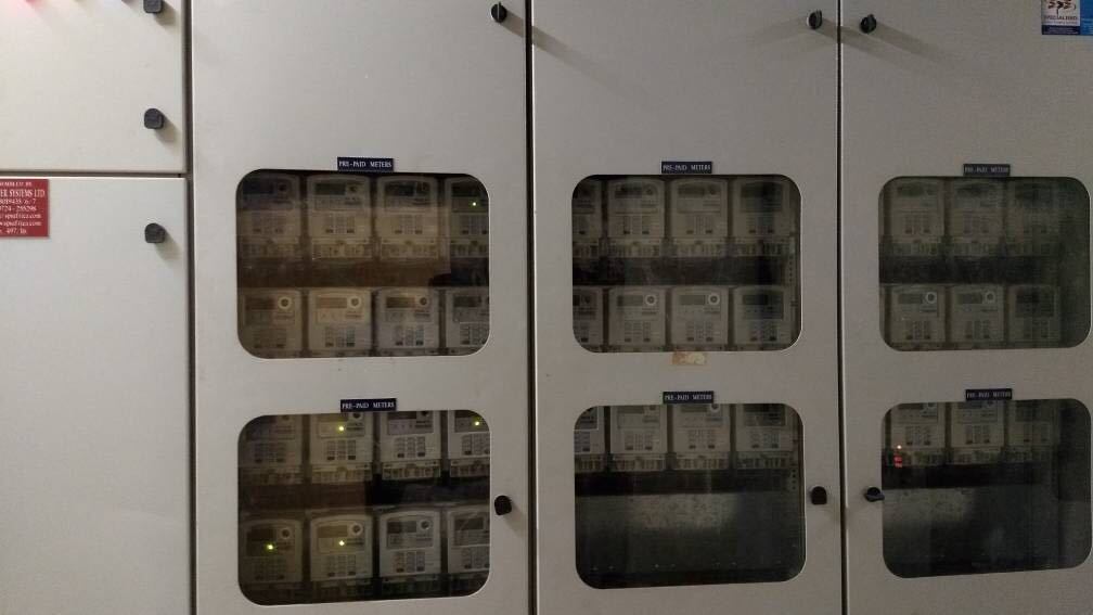 Устройство для испытаний электрических счетчиков частоты 50 Гц со стандартным протоколом STS для длительных и долговременных испытаний