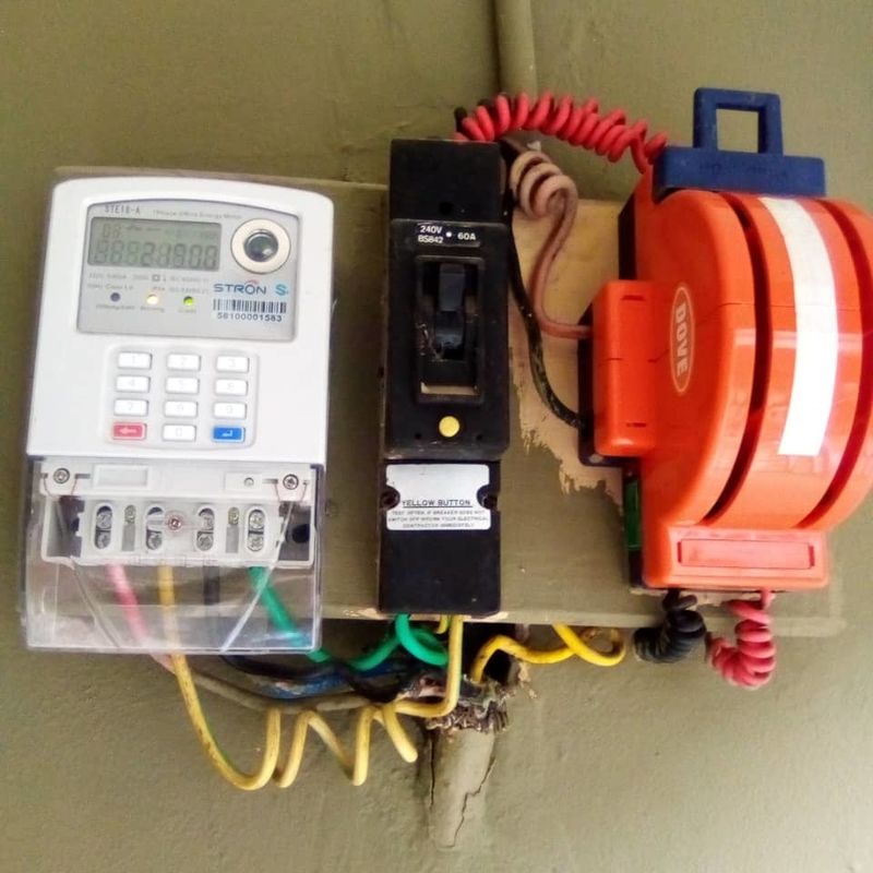 Устройство для испытаний электрических счетчиков частоты 50 Гц со стандартным протоколом STS для длительных и долговременных испытаний