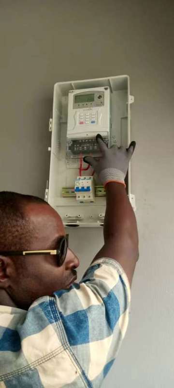 Устройство для испытаний электрических счетчиков частоты 50 Гц со стандартным протоколом STS для длительных и долговременных испытаний