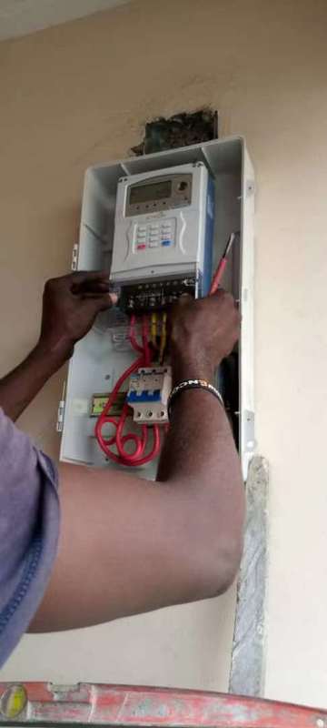 Устройство для испытаний электрических счетчиков частоты 50 Гц со стандартным протоколом STS для длительных и долговременных испытаний